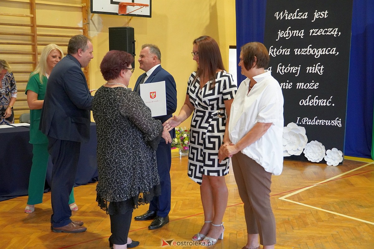 Uroczystość wręczania aktów nadania stopnia awansu nauczycielom mianowanym w Ostrołęce [28.08.2023] - zdjęcie #7 - eOstroleka.pl