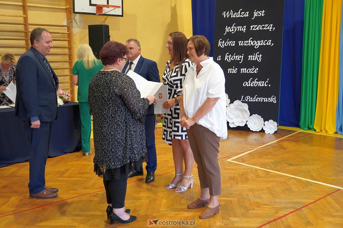 Uroczystość wręczania aktów nadania stopnia awansu nauczycielom mianowanym w Ostrołęce [28.08.2023] - zdjęcie #6 - eOstroleka.pl
