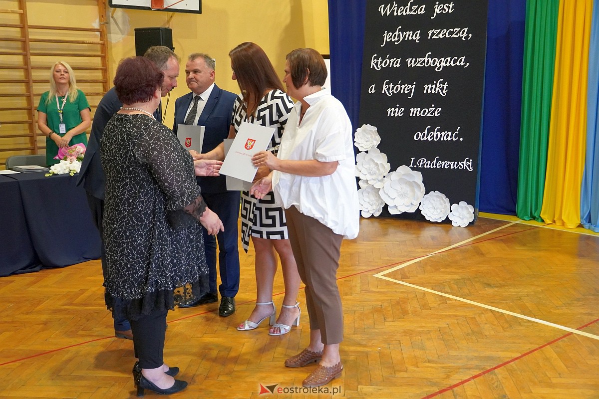 Uroczystość wręczania aktów nadania stopnia awansu nauczycielom mianowanym w Ostrołęce [28.08.2023] - zdjęcie #4 - eOstroleka.pl