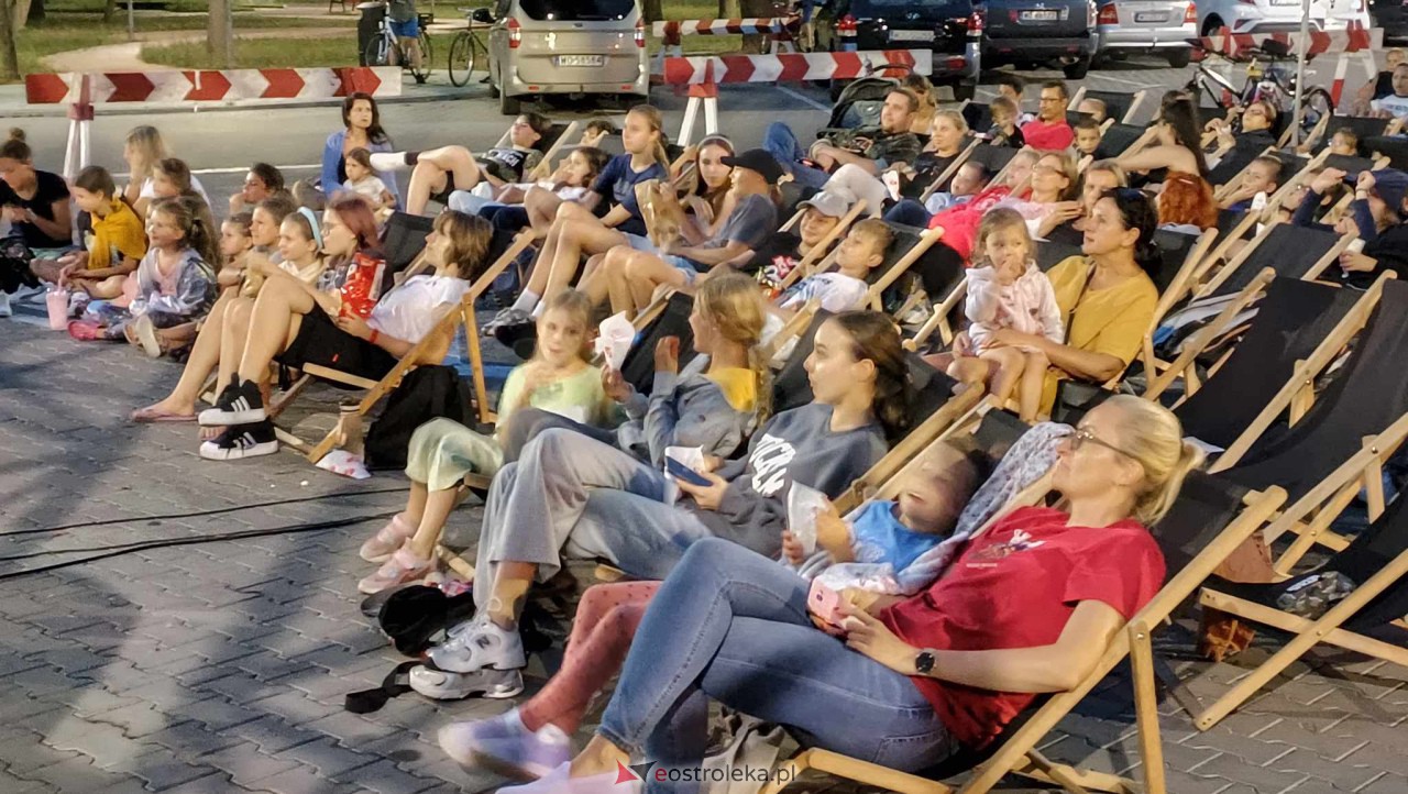 Kino letnie w Ostrołęce. Seans na osiedlu Stacja [29.08.2023] - zdjęcie #79 - eOstroleka.pl