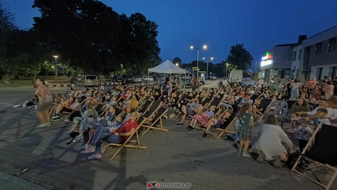 Kino letnie w Ostrołęce. Seans na osiedlu Stacja [29.08.2023] - zdjęcie #78 - eOstroleka.pl