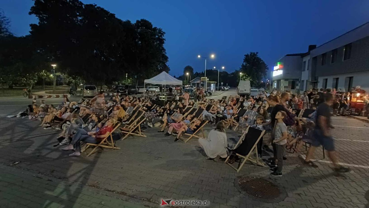Kino letnie w Ostrołęce. Seans na osiedlu Stacja [29.08.2023] - zdjęcie #77 - eOstroleka.pl