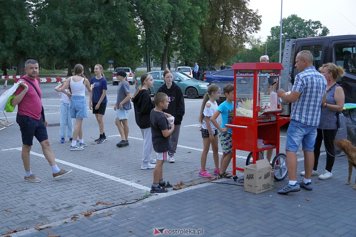 Kino letnie w Ostrołęce. Seans na osiedlu Stacja [29.08.2023] - zdjęcie #74 - eOstroleka.pl
