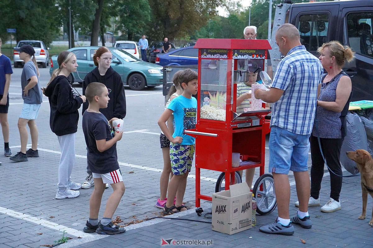 Kino letnie w Ostrołęce. Seans na osiedlu Stacja [29.08.2023] - zdjęcie #73 - eOstroleka.pl