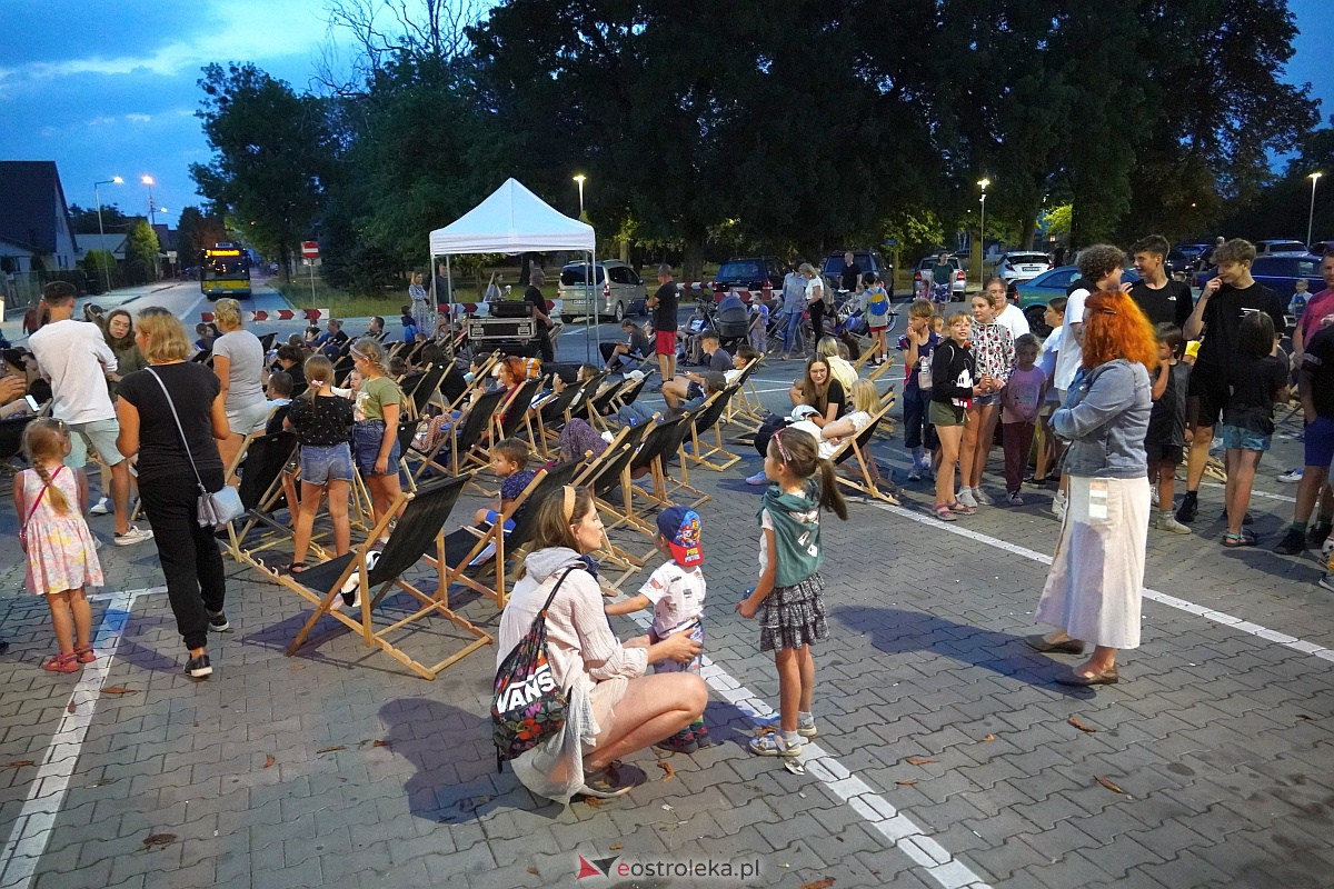 Kino letnie w Ostrołęce. Seans na osiedlu Stacja [29.08.2023] - zdjęcie #45 - eOstroleka.pl