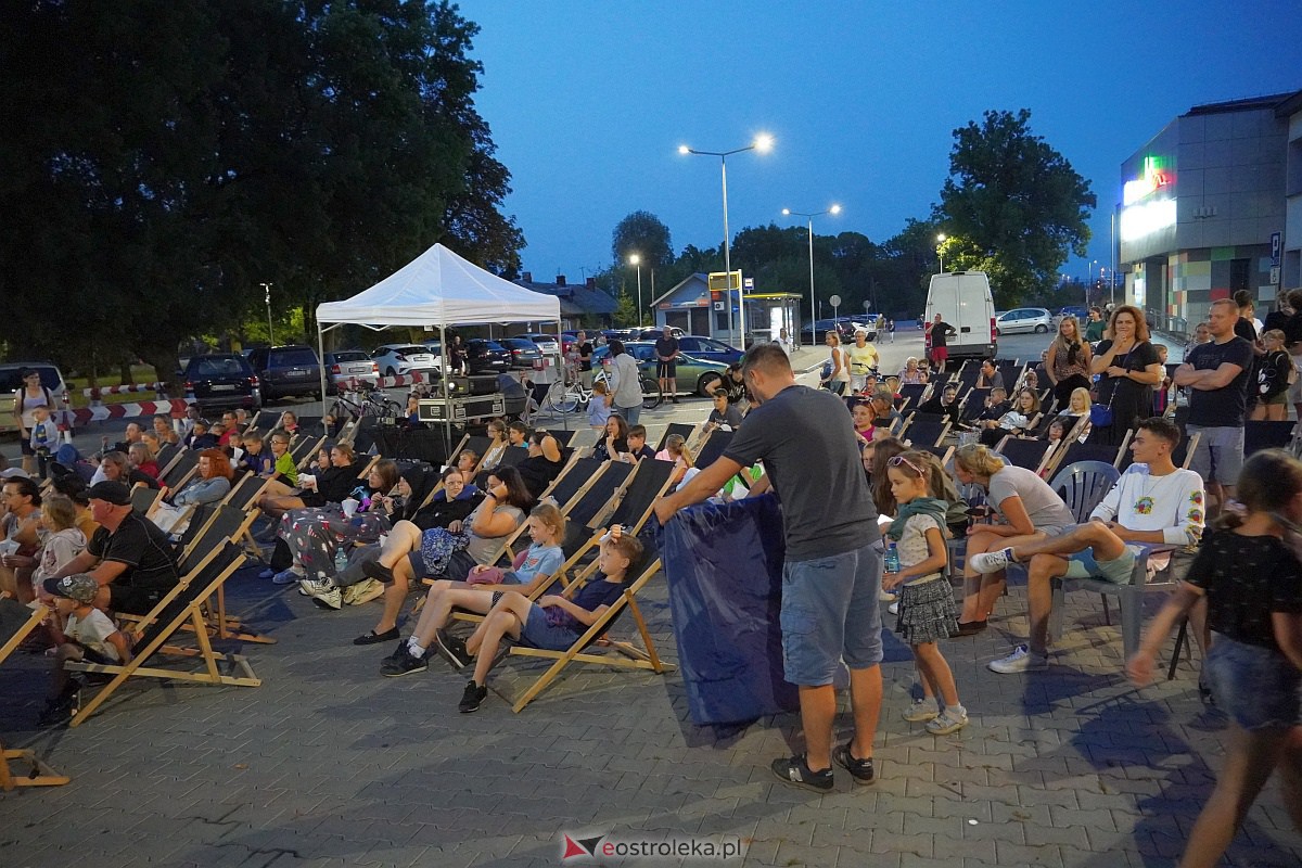 Kino letnie w Ostrołęce. Seans na osiedlu Stacja [29.08.2023] - zdjęcie #29 - eOstroleka.pl
