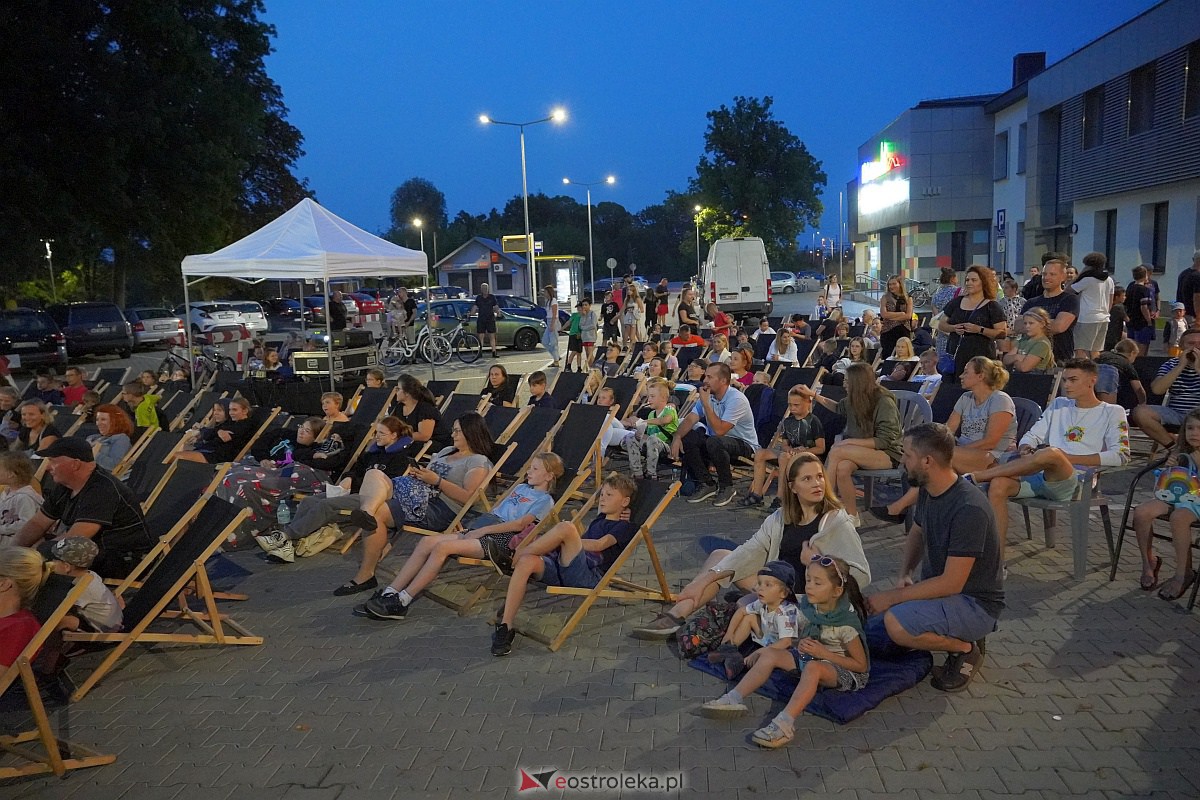 Kino letnie w Ostrołęce. Seans na osiedlu Stacja [29.08.2023] - zdjęcie #20 - eOstroleka.pl