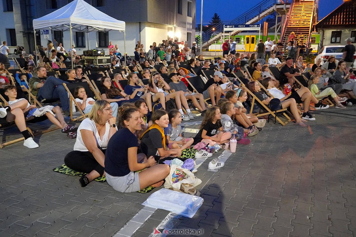Kino letnie w Ostrołęce. Seans na osiedlu Stacja [29.08.2023] - zdjęcie #5 - eOstroleka.pl