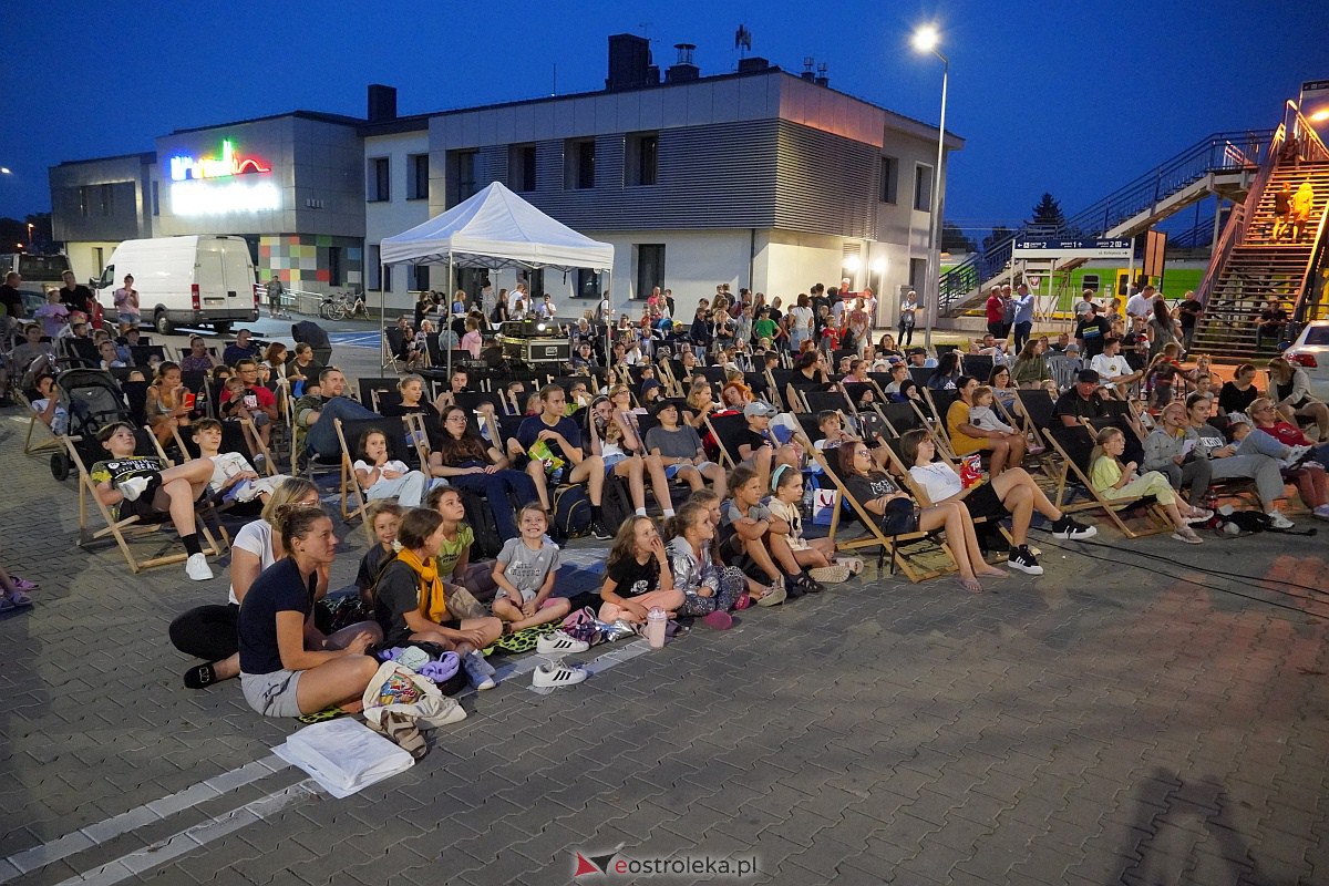 Kino letnie w Ostrołęce. Seans na osiedlu Stacja [29.08.2023] - zdjęcie #3 - eOstroleka.pl
