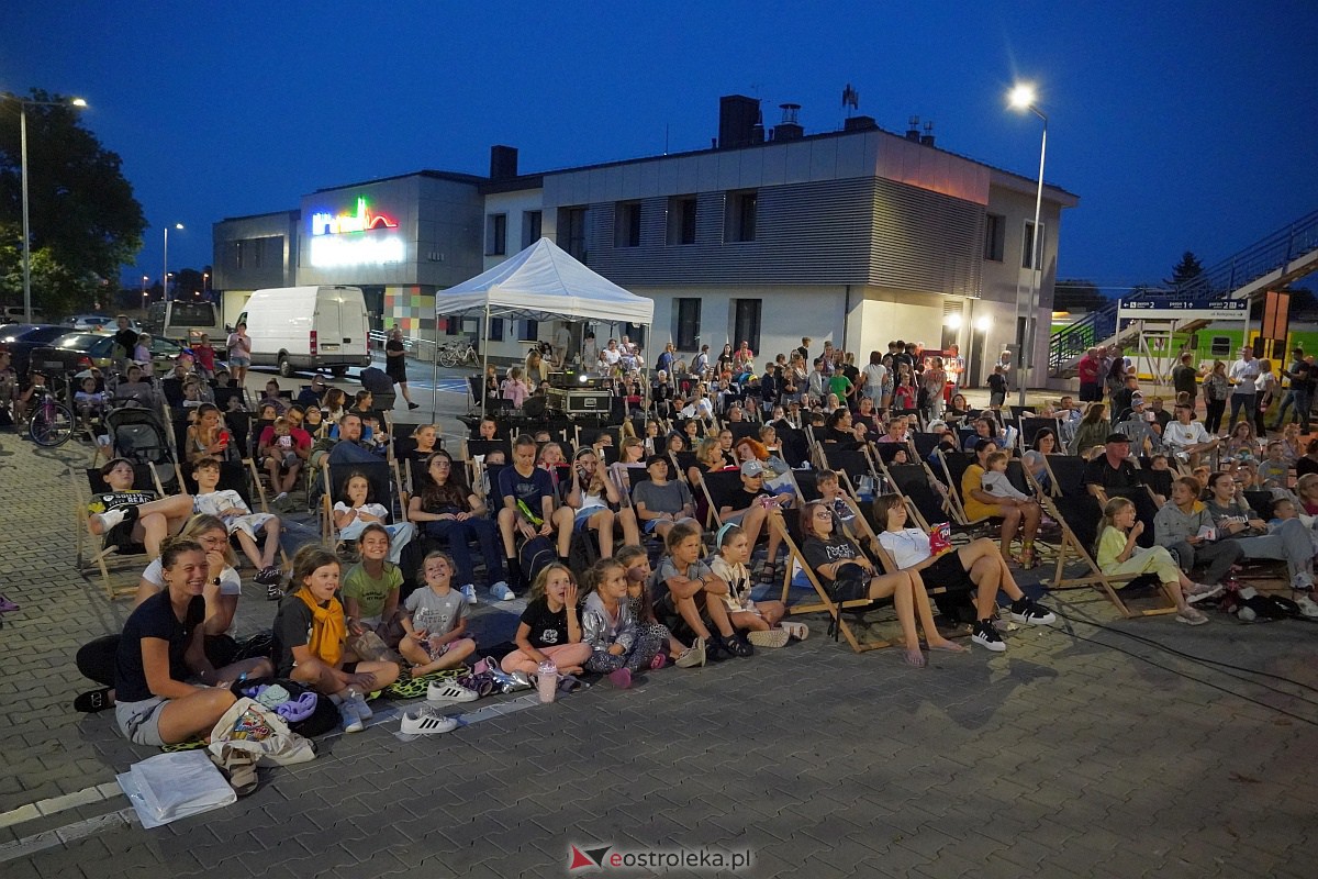 Kino letnie w Ostrołęce. Seans na osiedlu Stacja [29.08.2023] - zdjęcie #2 - eOstroleka.pl