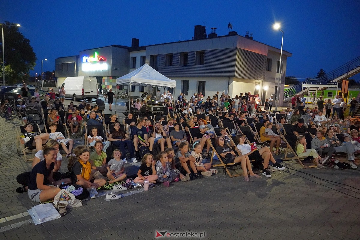 Kino letnie w Ostrołęce. Seans na osiedlu Stacja [29.08.2023] - zdjęcie #1 - eOstroleka.pl