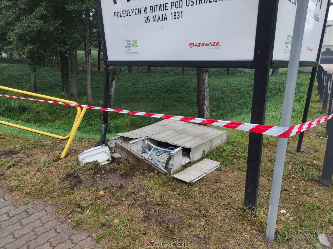 Kraksa na Warszawskiej. Zniszczona tablica pamiątkowa przed Pomnikiem Mauzoleum [30.08.2023] - zdjęcie #1 - eOstroleka.pl