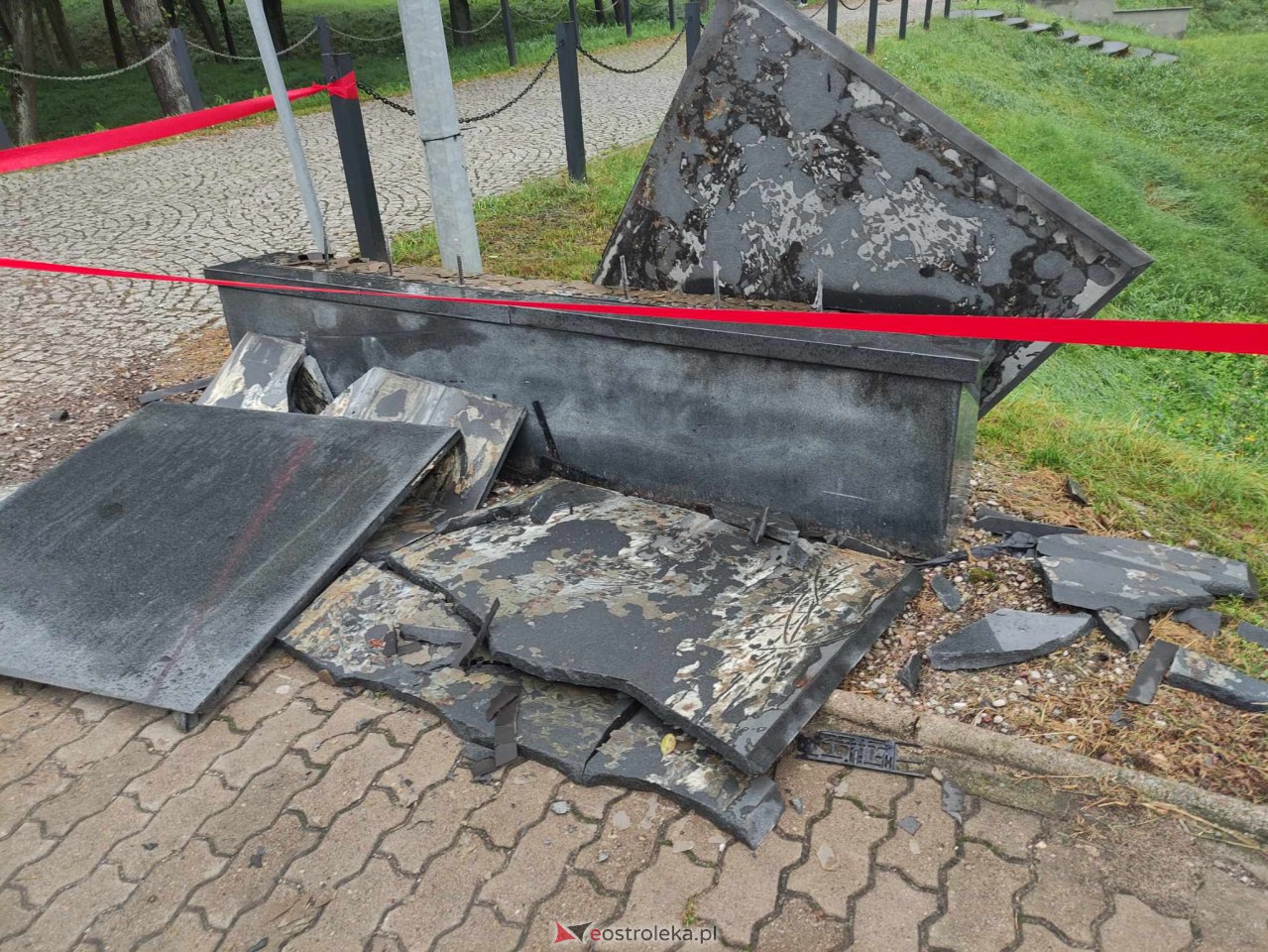 Kraksa na Warszawskiej. Zniszczona tablica pamiątkowa przed Pomnikiem Mauzoleum [30.08.2023] - zdjęcie #2 - eOstroleka.pl