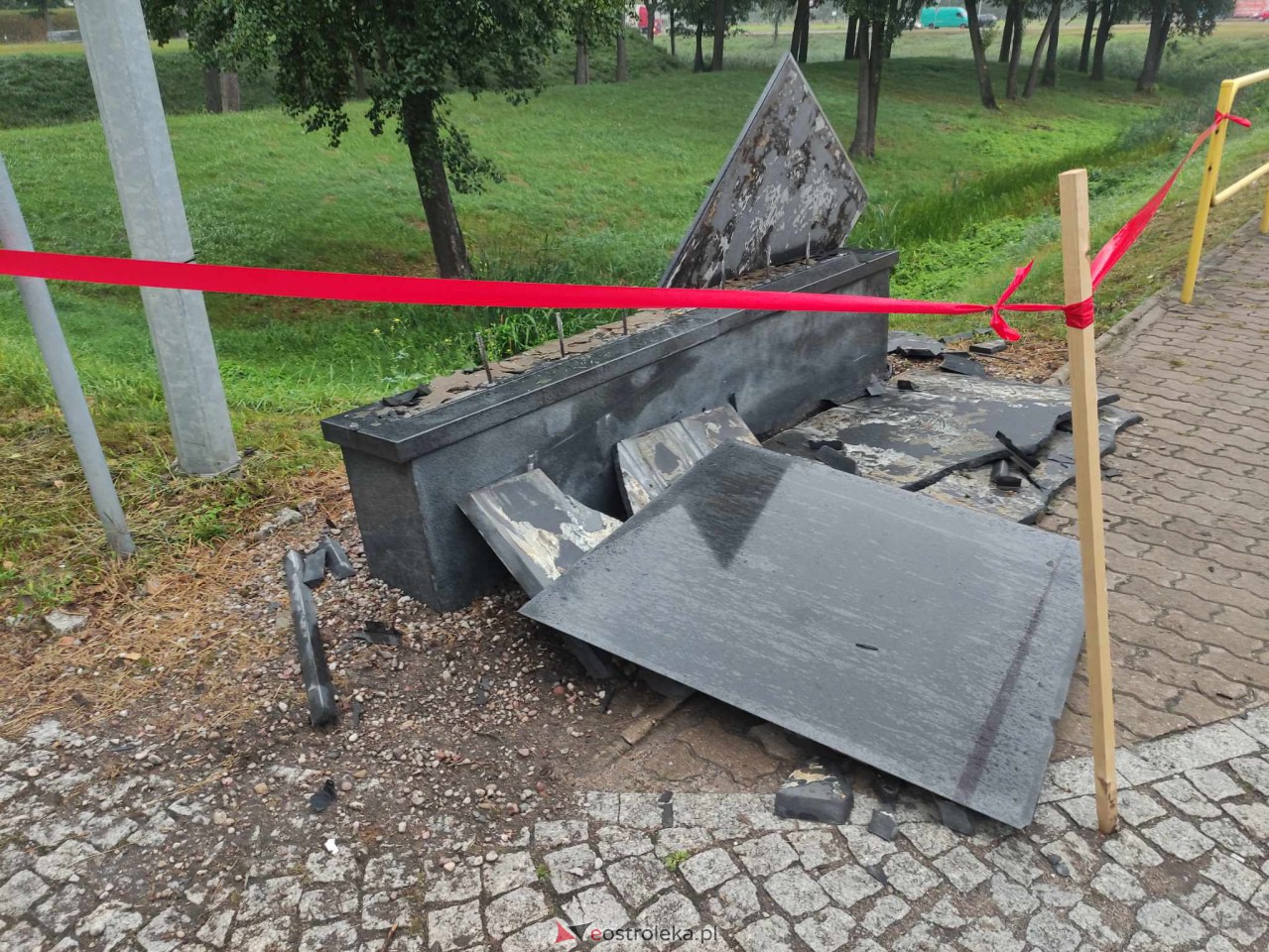 Kraksa na Warszawskiej. Zniszczona tablica pamiątkowa przed Pomnikiem Mauzoleum [30.08.2023] - zdjęcie #3 - eOstroleka.pl