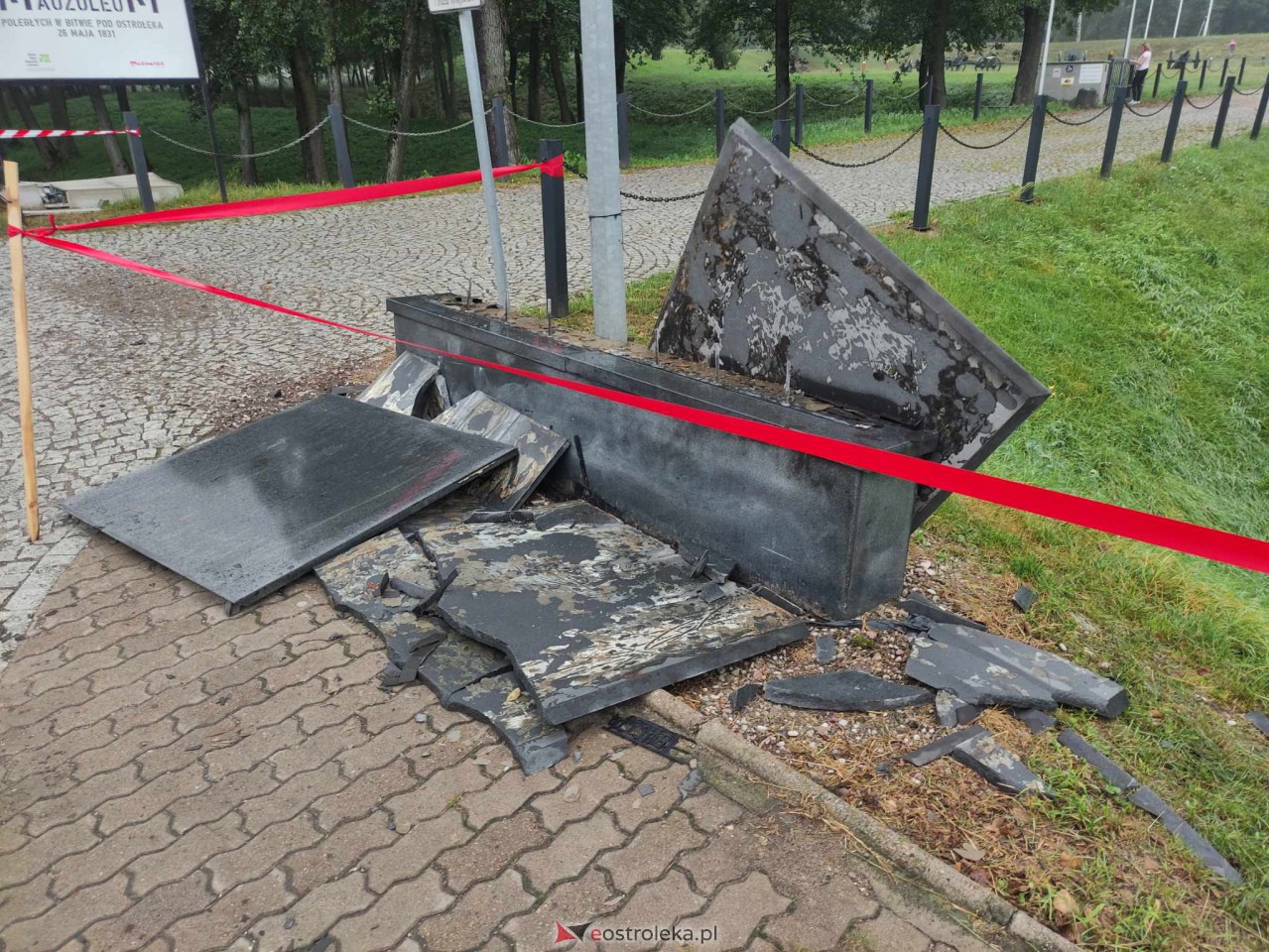 Kraksa na Warszawskiej. Zniszczona tablica pamiątkowa przed Pomnikiem Mauzoleum [30.08.2023] - zdjęcie #4 - eOstroleka.pl
