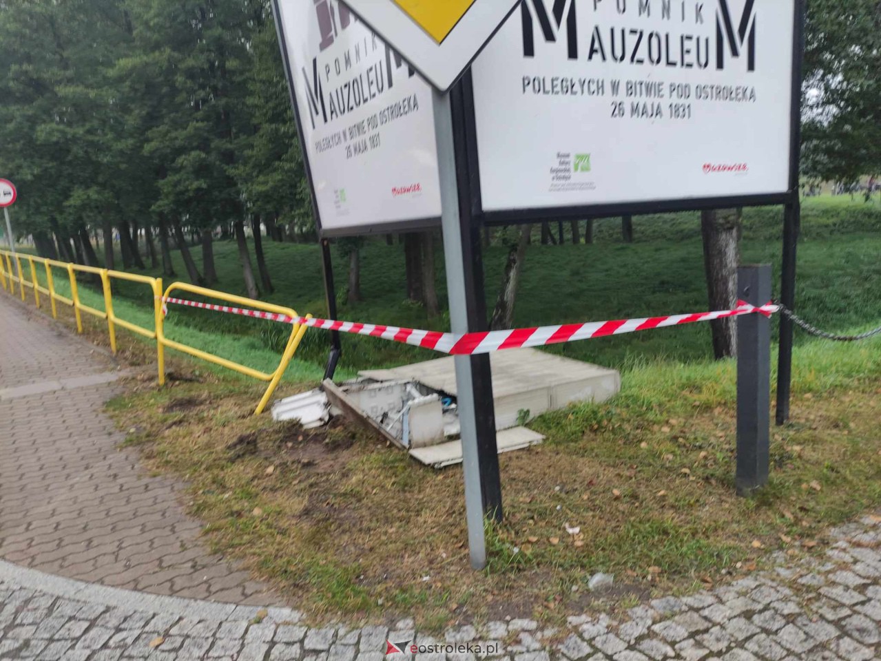 Kraksa na Warszawskiej. Zniszczona tablica pamiątkowa przed Pomnikiem Mauzoleum [30.08.2023] - zdjęcie #7 - eOstroleka.pl