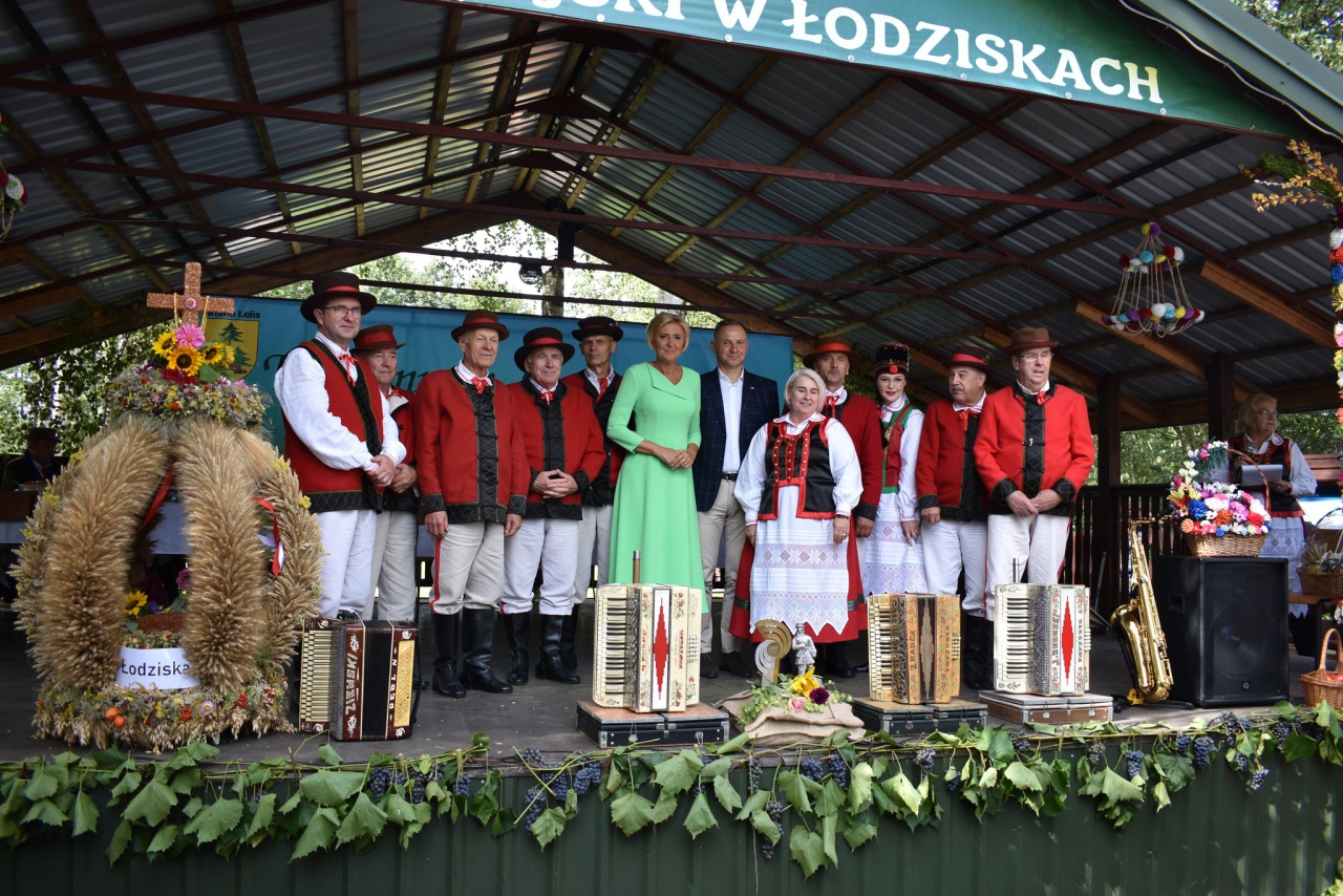 Prezydent Andrzej Duda z wizytą w Łodziskach w gminie Lelis [31.08.2023] - zdjęcie #2 - eOstroleka.pl