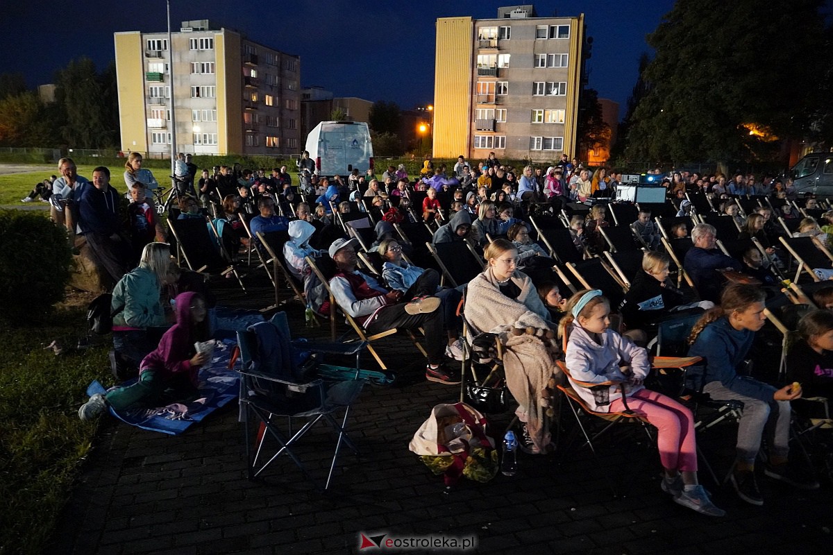 Filmowe Pożegnanie Lata. Minionki przy Szkole Podstawowej nr 2 [1.09.2023] - zdjęcie #8 - eOstroleka.pl