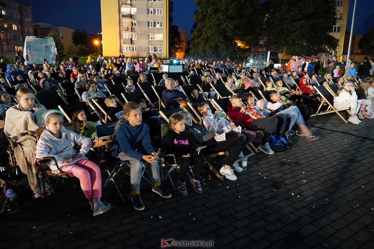 Filmowe Pożegnanie Lata. Minionki przy Szkole Podstawowej nr 2 [1.09.2023] - zdjęcie #6 - eOstroleka.pl