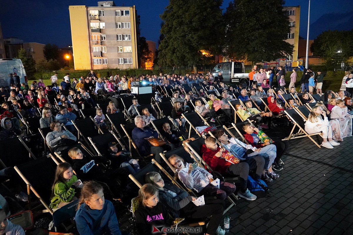 Filmowe Pożegnanie Lata. Minionki przy Szkole Podstawowej nr 2 [1.09.2023] - zdjęcie #5 - eOstroleka.pl