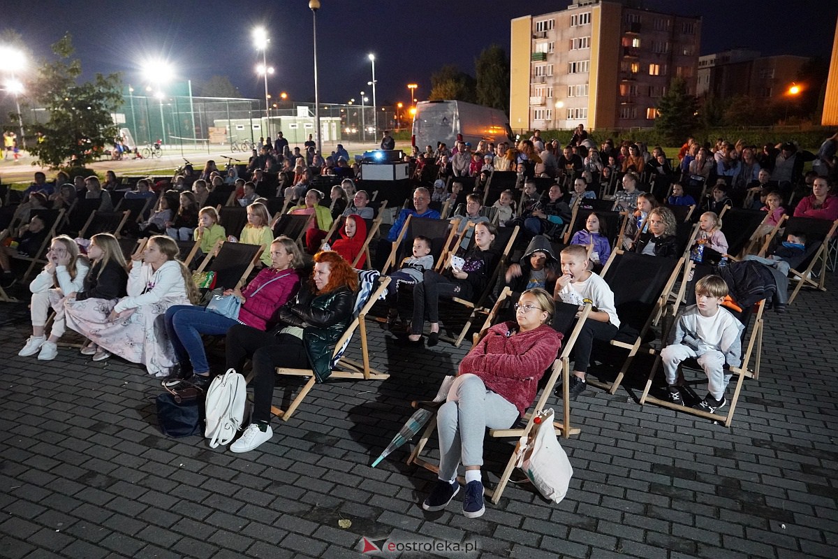 Filmowe Pożegnanie Lata. Minionki przy Szkole Podstawowej nr 2 [1.09.2023] - zdjęcie #4 - eOstroleka.pl