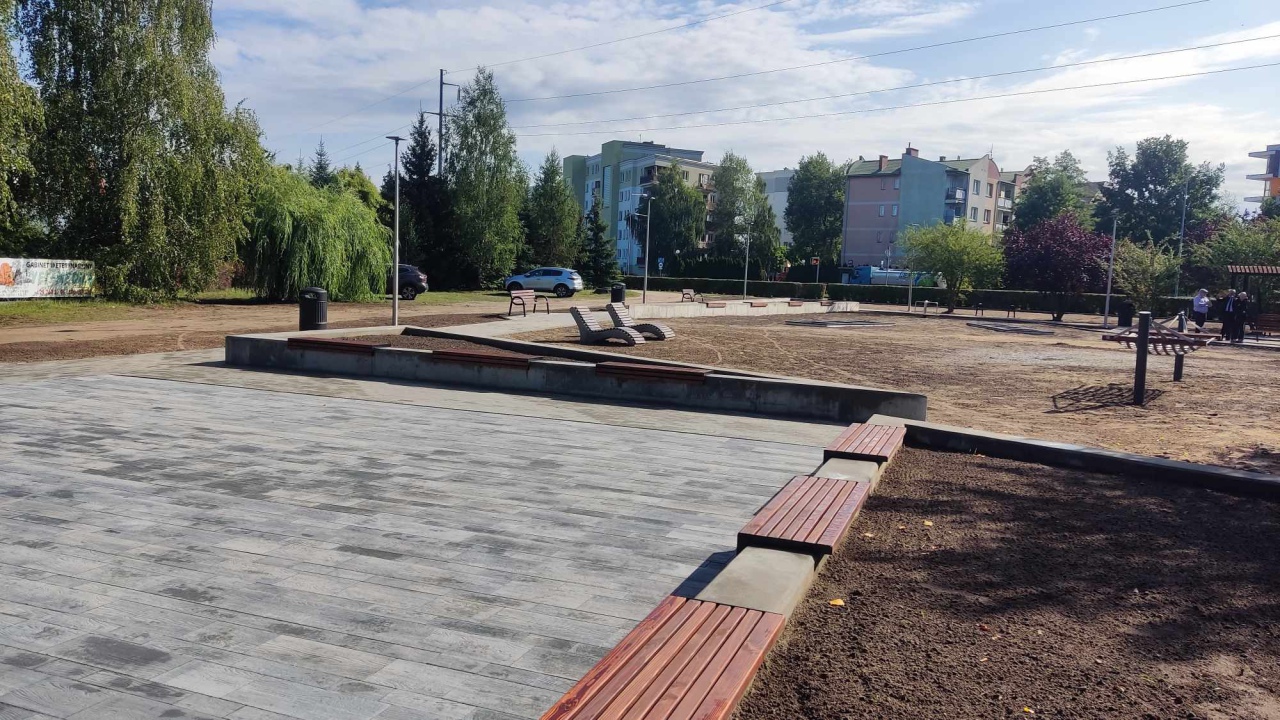 Nowe miejsce wypoczynku w Ostrołęce. Park kieszonkowy na osiedlu Centrum [1.09.2023] - zdjęcie #8 - eOstroleka.pl