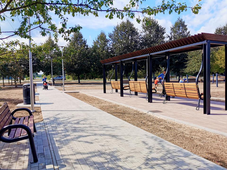 Nowe miejsce wypoczynku w Ostrołęce. Park kieszonkowy na osiedlu Centrum [1.09.2023] - zdjęcie #12 - eOstroleka.pl