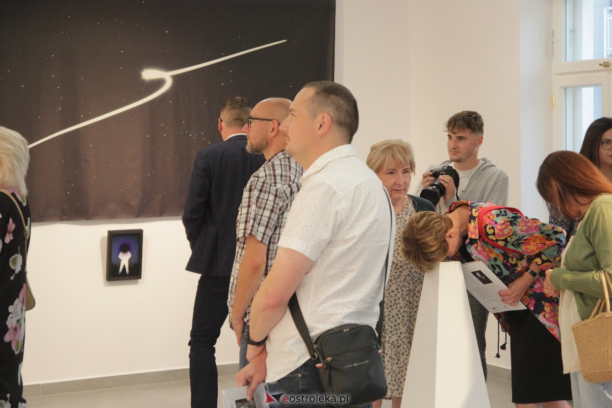 Wernisaż wystawy: Chwila, moment, życie w obrazie [01.09.2023] - zdjęcie #18 - eOstroleka.pl