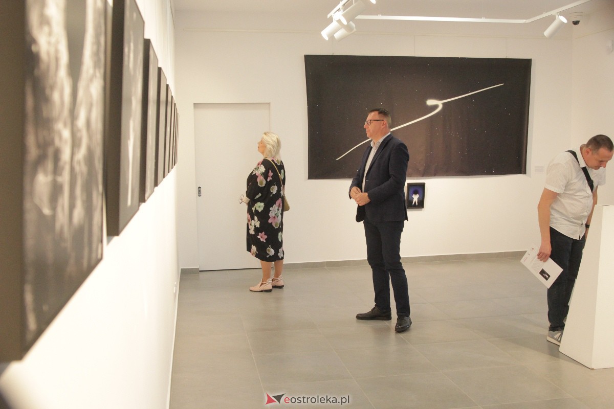 Wernisaż wystawy: Chwila, moment, życie w obrazie [01.09.2023] - zdjęcie #14 - eOstroleka.pl