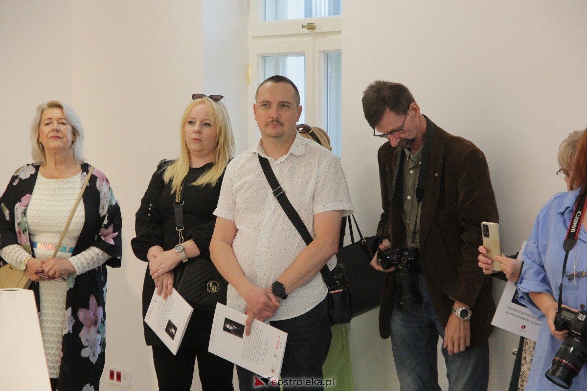 Wernisaż wystawy: Chwila, moment, życie w obrazie [01.09.2023] - zdjęcie #9 - eOstroleka.pl