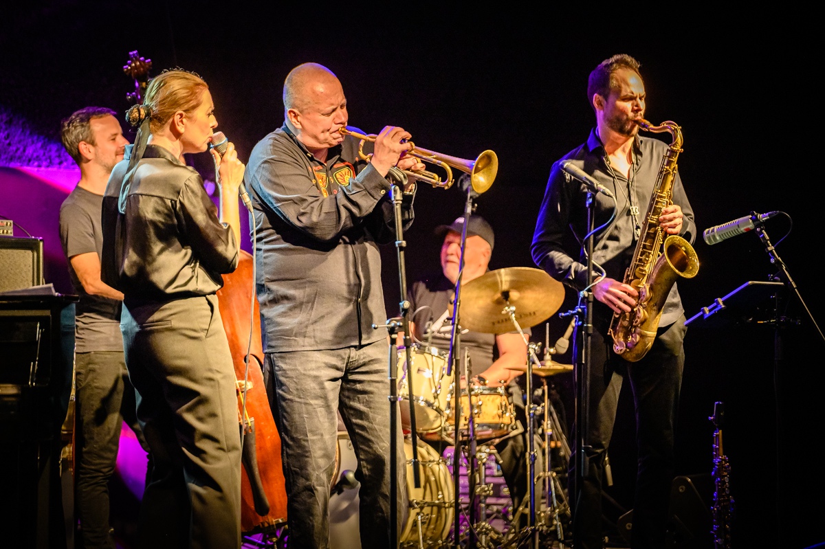 Anna Maria Jopek w Multimedialnym Centrum Natura [02.09.2023] - zdjęcie #36 - eOstroleka.pl