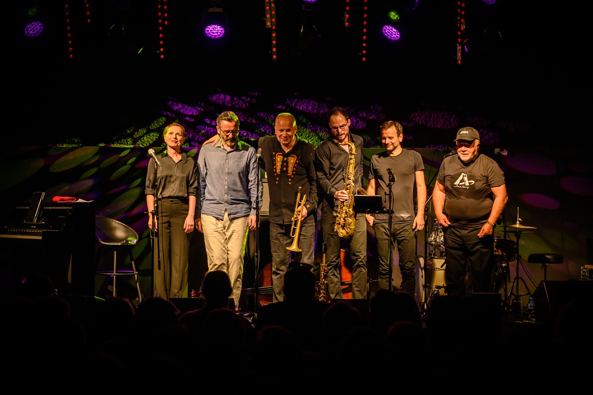 Anna Maria Jopek w Multimedialnym Centrum Natura [02.09.2023] - zdjęcie #4 - eOstroleka.pl