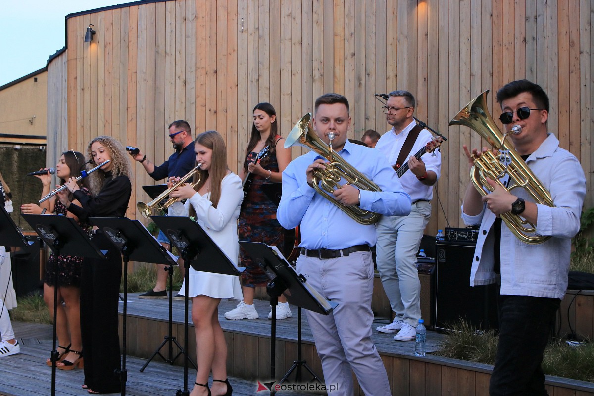 Muzyczne Lato w tężni - The Orchestrose [03.09.2023] - zdjęcie #29 - eOstroleka.pl