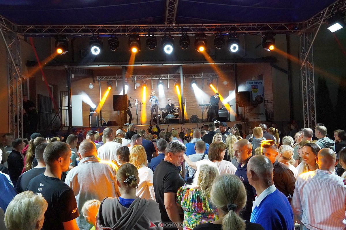 Zabawa dożynkowa w Troszynie. Wśród gwiazd News i Mejk [3.09.2023] - zdjęcie #8 - eOstroleka.pl