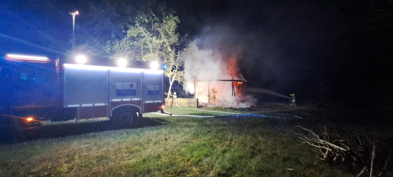 Pożar drewnianego budynku w Surowem [03.09.2023] - zdjęcie #5 - eOstroleka.pl