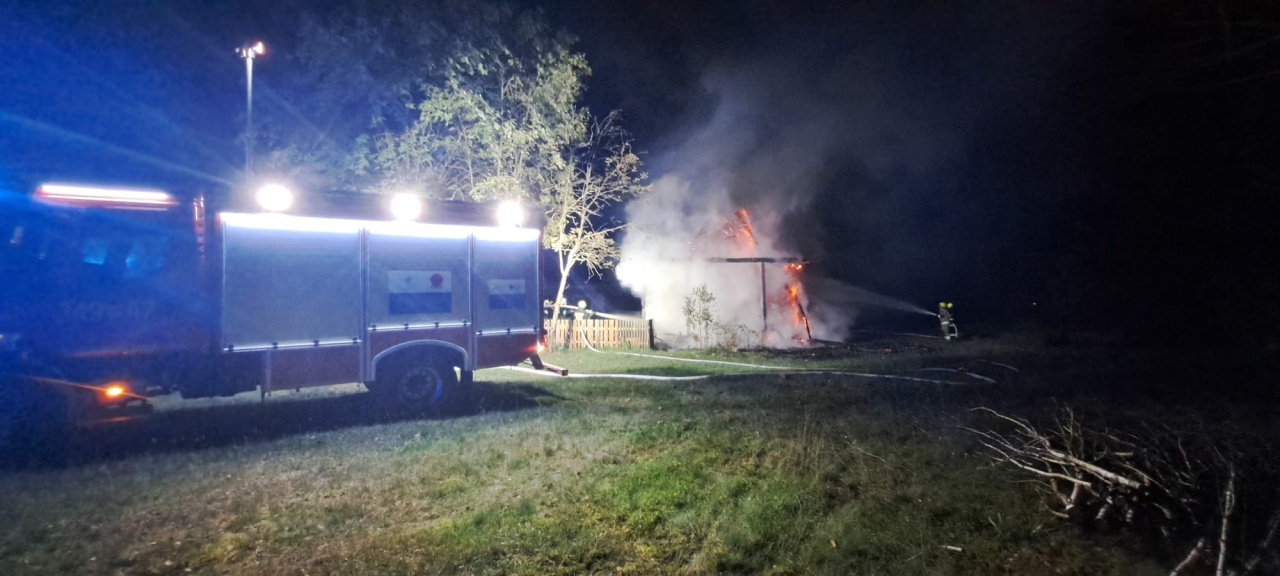 Pożar drewnianego budynku w Surowem [03.09.2023] - zdjęcie #4 - eOstroleka.pl