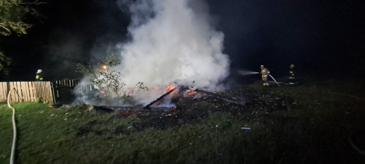 Pożar drewnianego budynku w Surowem [03.09.2023] - zdjęcie #3 - eOstroleka.pl