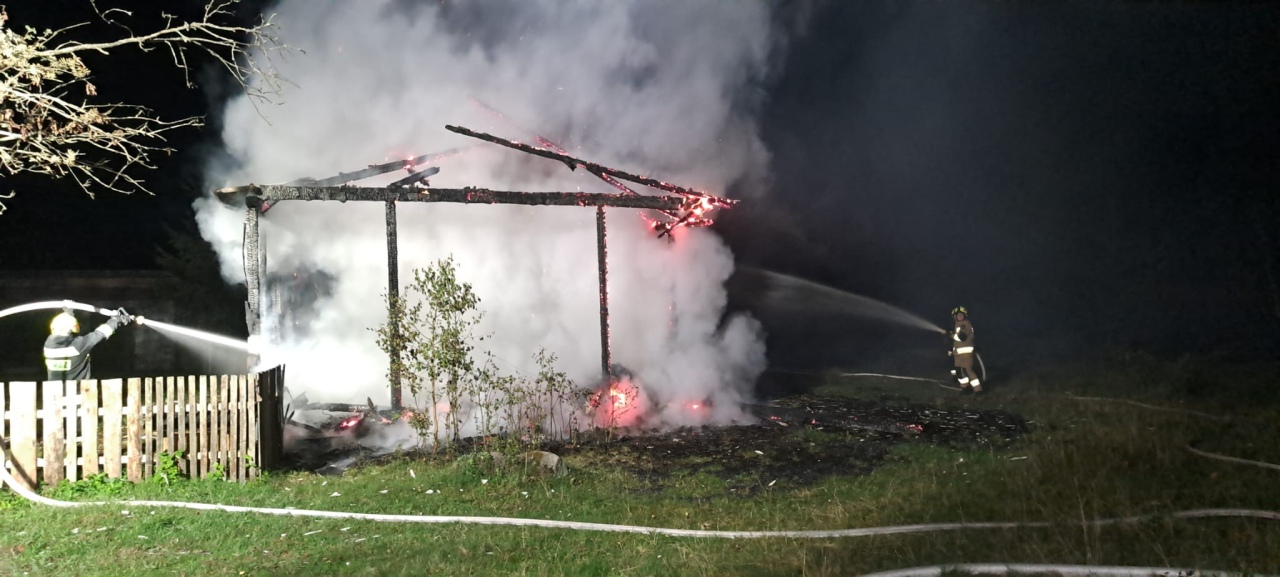 Pożar drewnianego budynku w Surowem [03.09.2023] - zdjęcie #2 - eOstroleka.pl