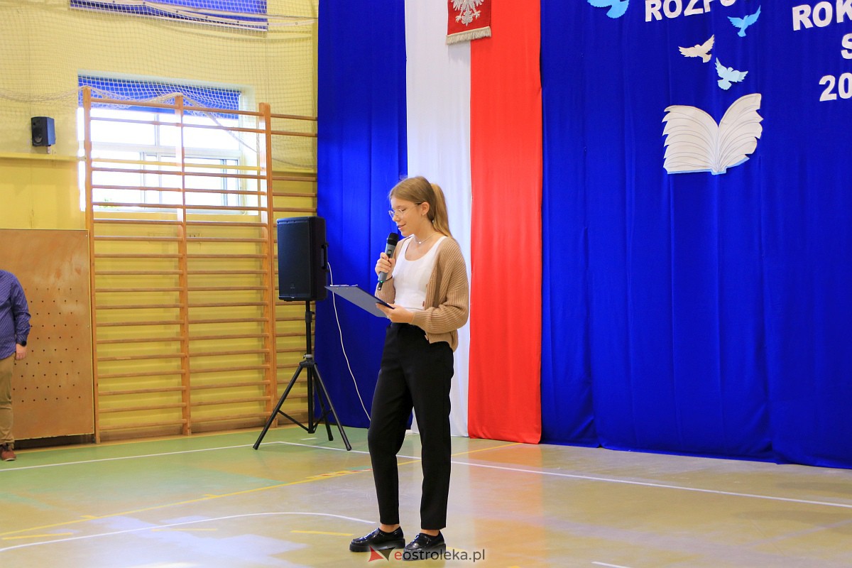 Rozpoczęcie roku szkolnego w Szkole Podstawowej Nr 3 w Ostrołęce [04.09.2023] - zdjęcie #56 - eOstroleka.pl