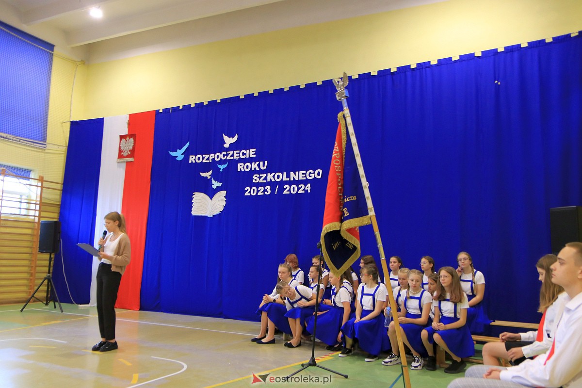 Rozpoczęcie roku szkolnego w Szkole Podstawowej Nr 3 w Ostrołęce [04.09.2023] - zdjęcie #54 - eOstroleka.pl