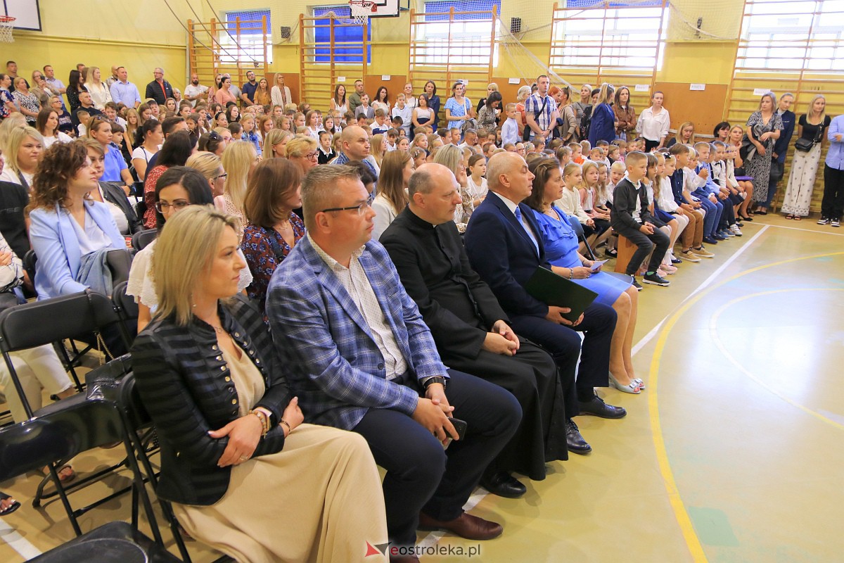Rozpoczęcie roku szkolnego w Szkole Podstawowej Nr 3 w Ostrołęce [04.09.2023] - zdjęcie #53 - eOstroleka.pl