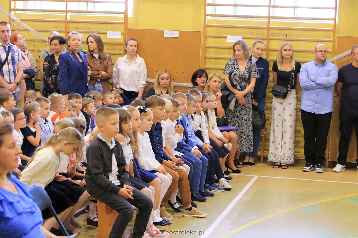 Rozpoczęcie roku szkolnego w Szkole Podstawowej Nr 3 w Ostrołęce [04.09.2023] - zdjęcie #52 - eOstroleka.pl