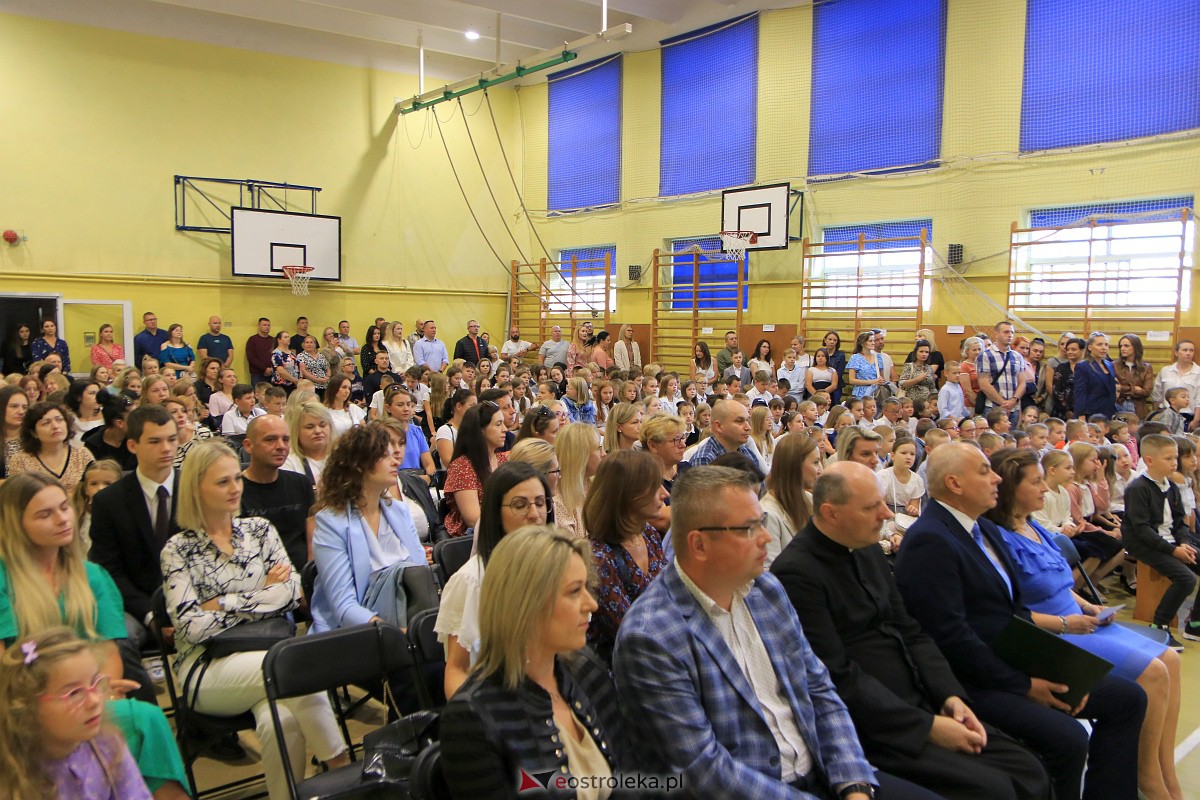 Rozpoczęcie roku szkolnego w Szkole Podstawowej Nr 3 w Ostrołęce [04.09.2023] - zdjęcie #51 - eOstroleka.pl