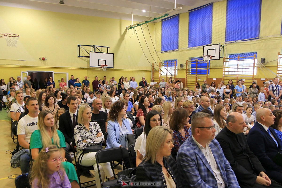 Rozpoczęcie roku szkolnego w Szkole Podstawowej Nr 3 w Ostrołęce [04.09.2023] - zdjęcie #50 - eOstroleka.pl