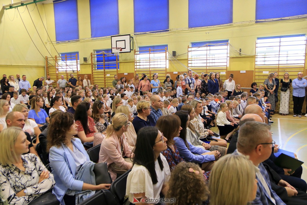 Rozpoczęcie roku szkolnego w Szkole Podstawowej Nr 3 w Ostrołęce [04.09.2023] - zdjęcie #10 - eOstroleka.pl