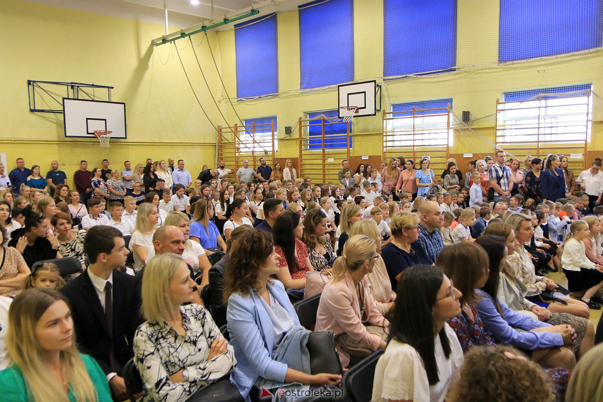 Rozpoczęcie roku szkolnego w Szkole Podstawowej Nr 3 w Ostrołęce [04.09.2023] - zdjęcie #11 - eOstroleka.pl