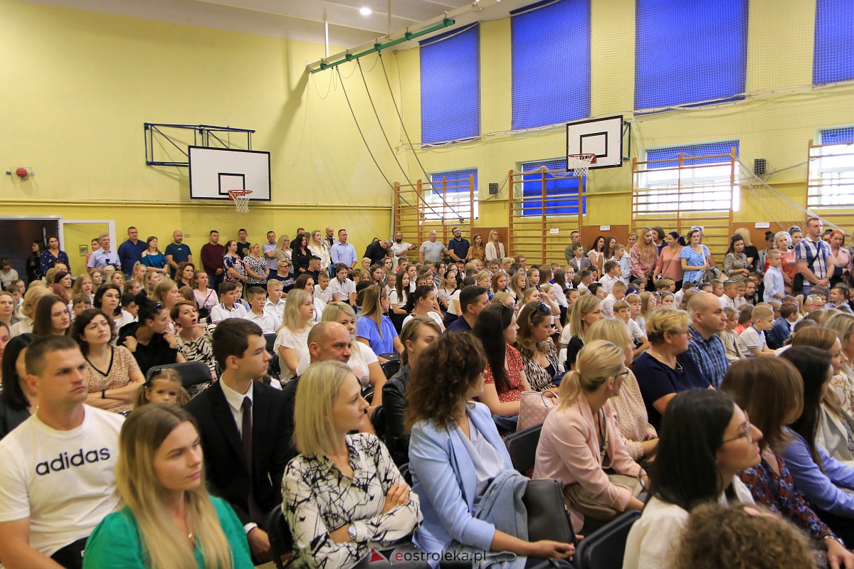 Rozpoczęcie roku szkolnego w Szkole Podstawowej Nr 3 w Ostrołęce [04.09.2023] - zdjęcie #45 - eOstroleka.pl
