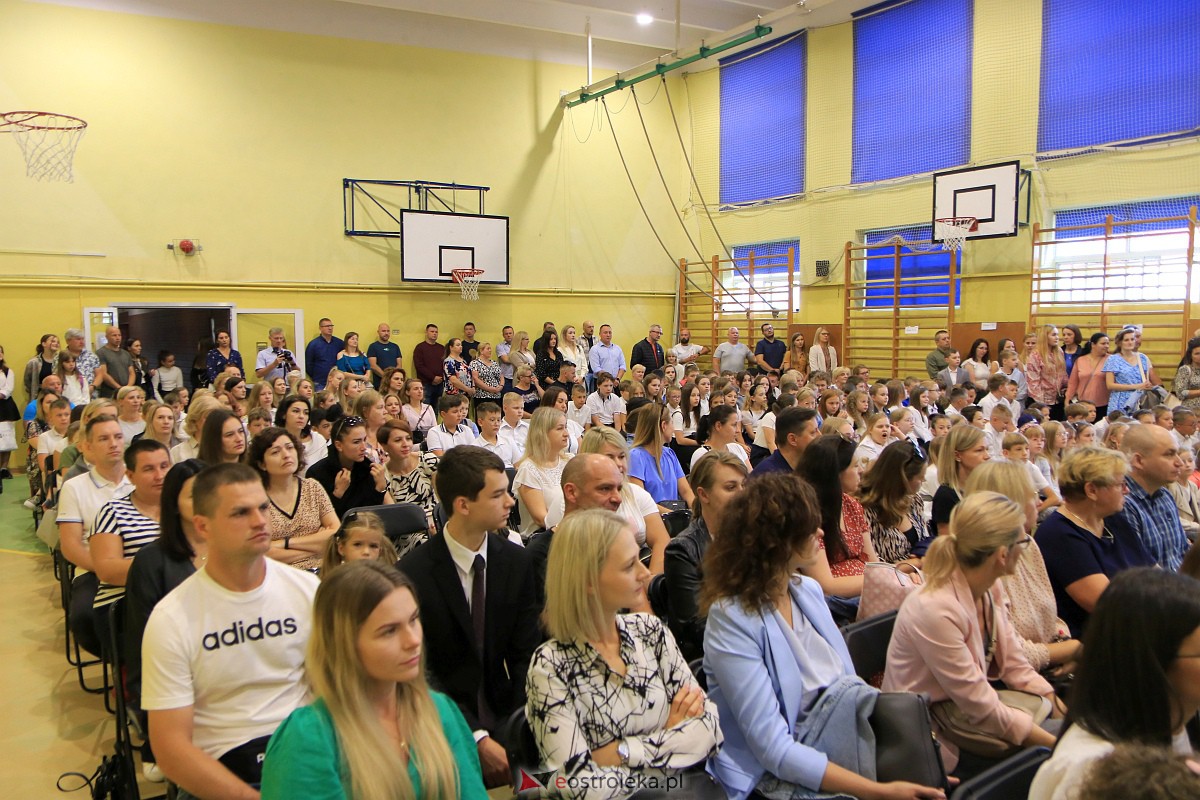 Rozpoczęcie roku szkolnego w Szkole Podstawowej Nr 3 w Ostrołęce [04.09.2023] - zdjęcie #44 - eOstroleka.pl