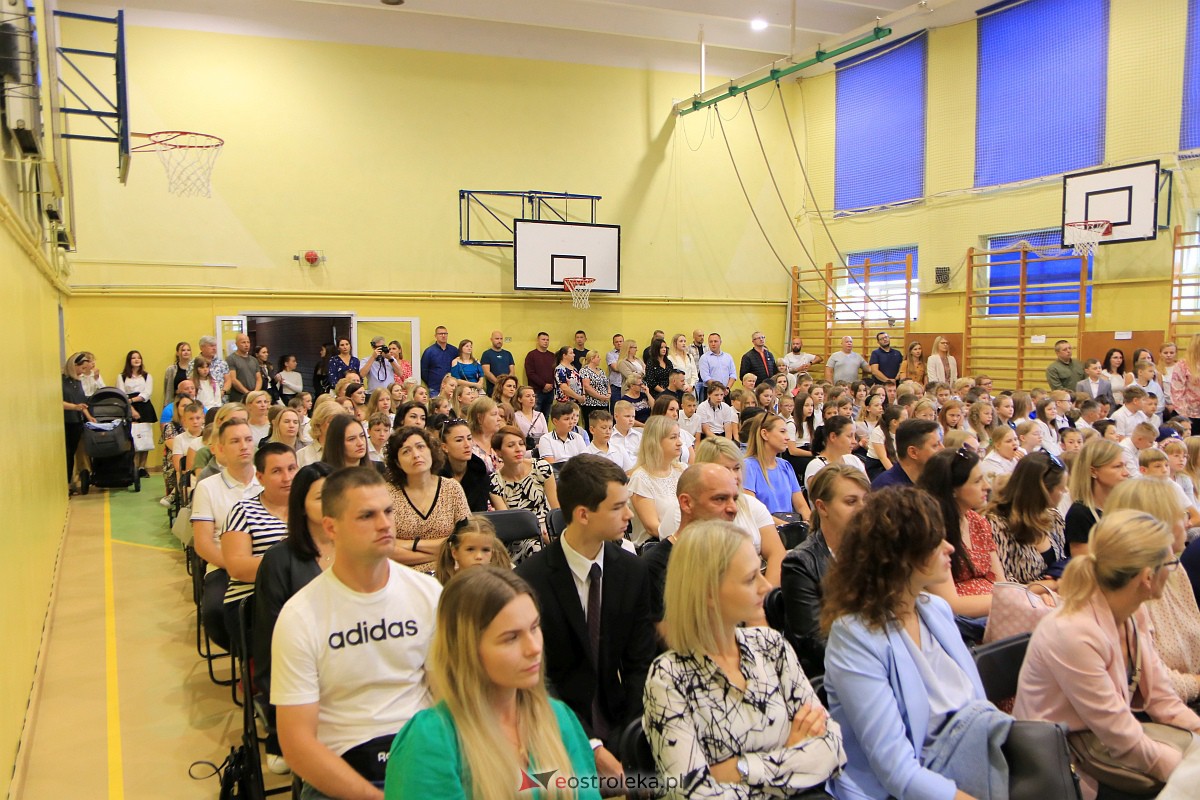 Rozpoczęcie roku szkolnego w Szkole Podstawowej Nr 3 w Ostrołęce [04.09.2023] - zdjęcie #14 - eOstroleka.pl