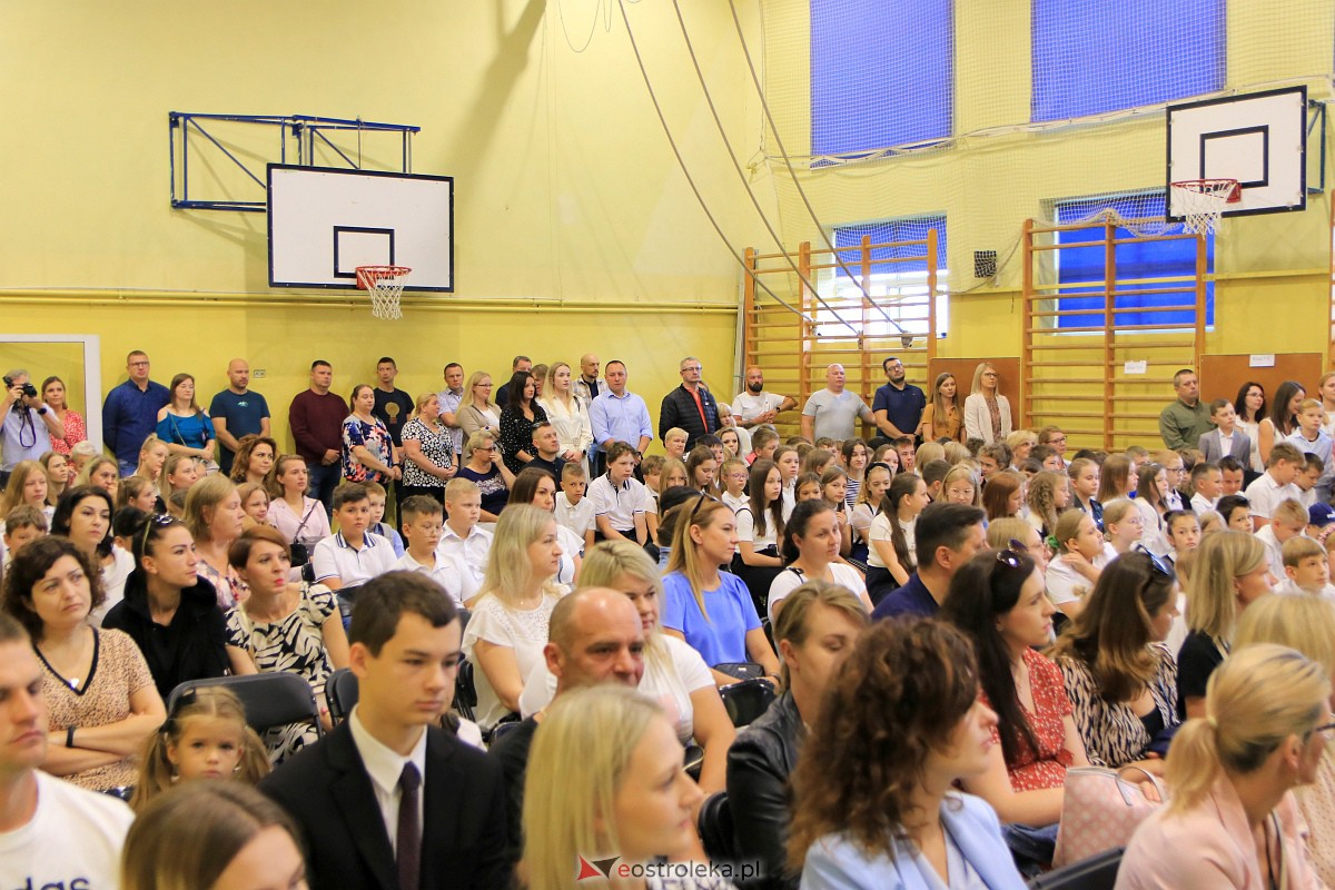 Rozpoczęcie roku szkolnego w Szkole Podstawowej Nr 3 w Ostrołęce [04.09.2023] - zdjęcie #16 - eOstroleka.pl